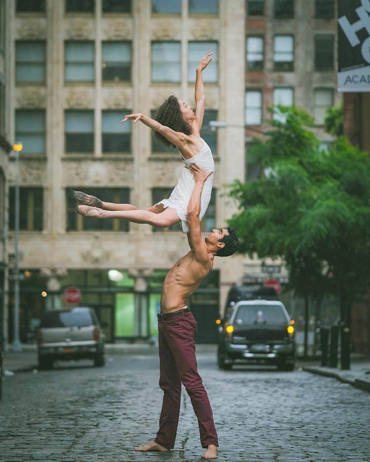 Fotografías Ballet En Las Calles De Nueva York Bailarina siend cargada por bailarín