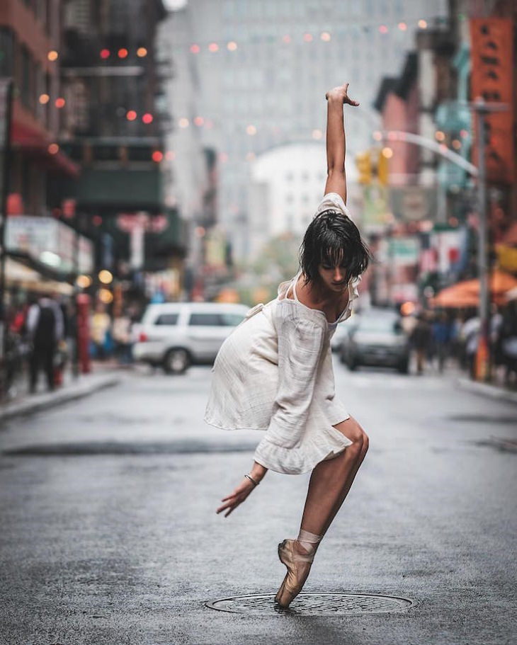 Fotografías Ballet En Las Calles De Nueva York Bailarina doblando sus piernas