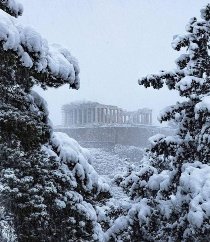 Imagenes Asombrosas De Nuestro Planeta  Una vista poco común de la Acrópolis de Atenas cubierta de nieve
