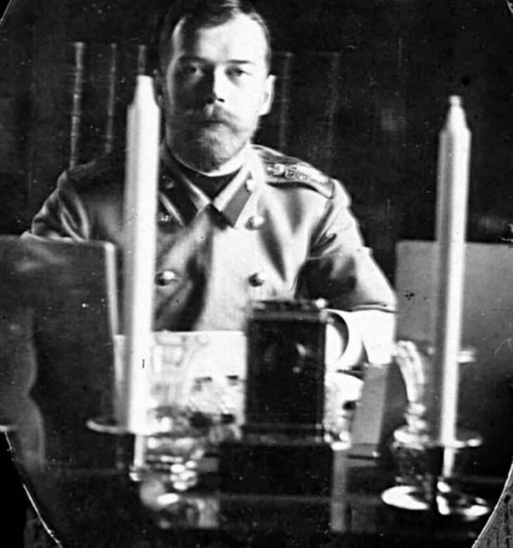 Imágenes Asombrosas De Nuestro Planeta El zar Nicolás II se tomó la que probablemente sea una de las primeras selfies en espejo de la historia en 1900