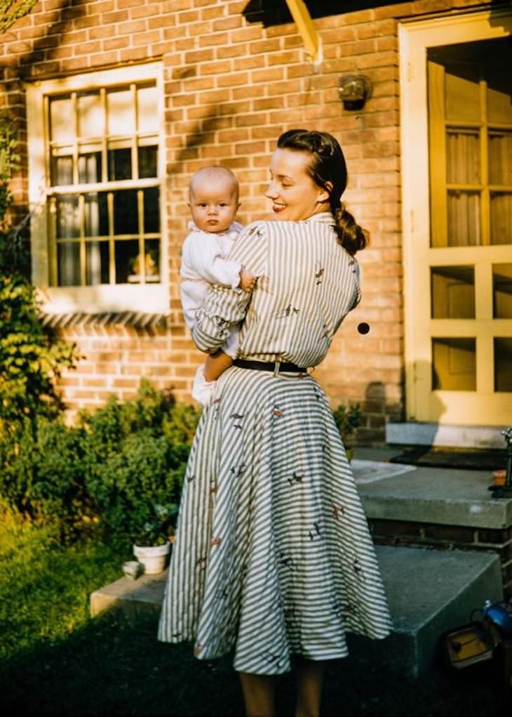 Fotos Personas Elegantes Del Pasado Mujer sosteniendo un bebé 1958