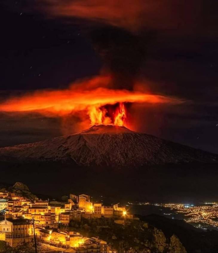Imágenes Asombrosas De Nuestro Planeta La erupción del Etna ilumina el cielo en Sicilia, 2021