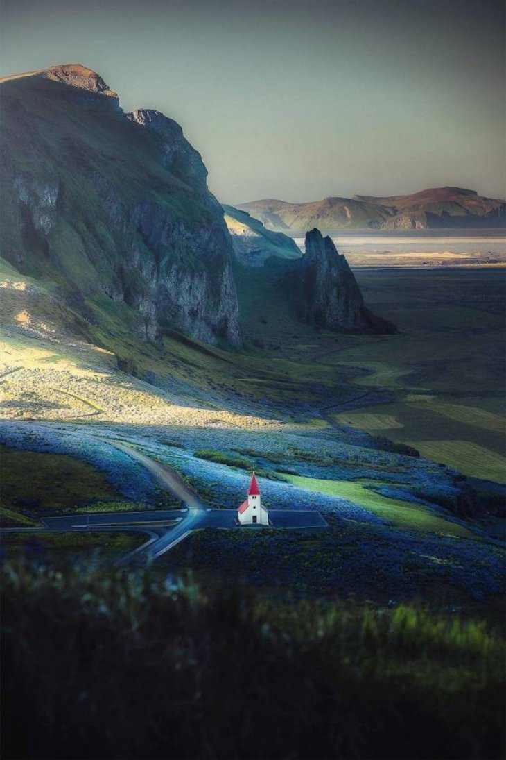 Imagenes Asombrosas De Nuestro Planeta  Una iglesia ubicada en medio de campos y montañas en Islandia