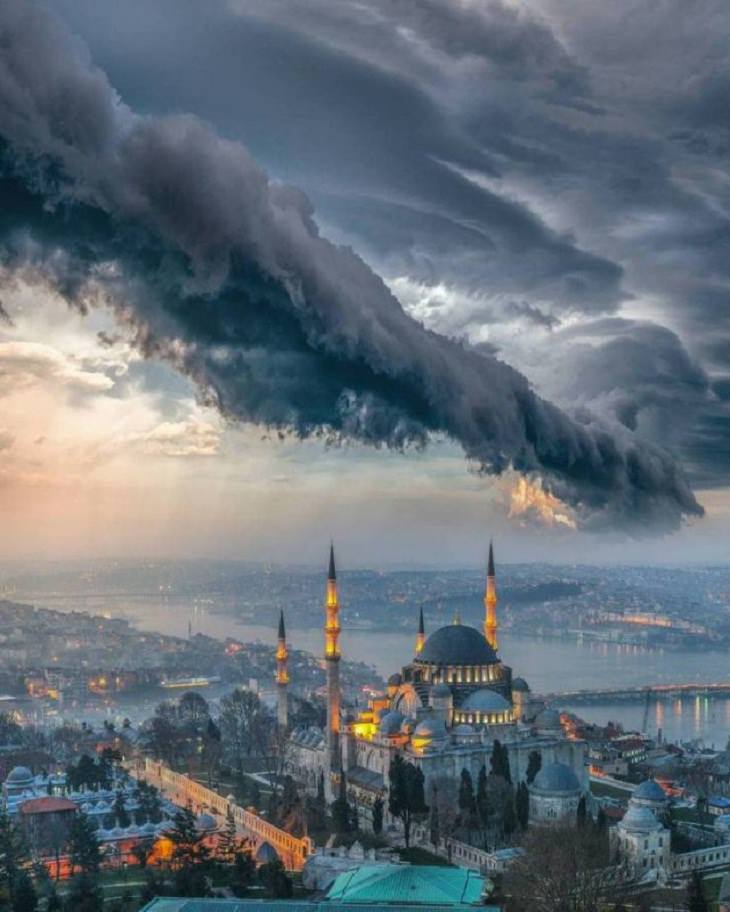 12. Una fuerte tormenta arroja una vista espectacular sobre Estambul.