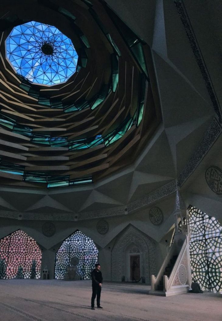 5. Hay alrededor de 3.000 mezquitas en Estambul. Este, Marmara Üniversitesi İlahiyat Fakültesi Camii, tiene una estructura bastante inusual desde el interior.