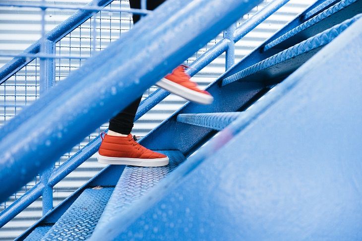 Subir Escaleras Tiene Beneficios Para Tu Salud ¿Deberías evitar las barandillas?