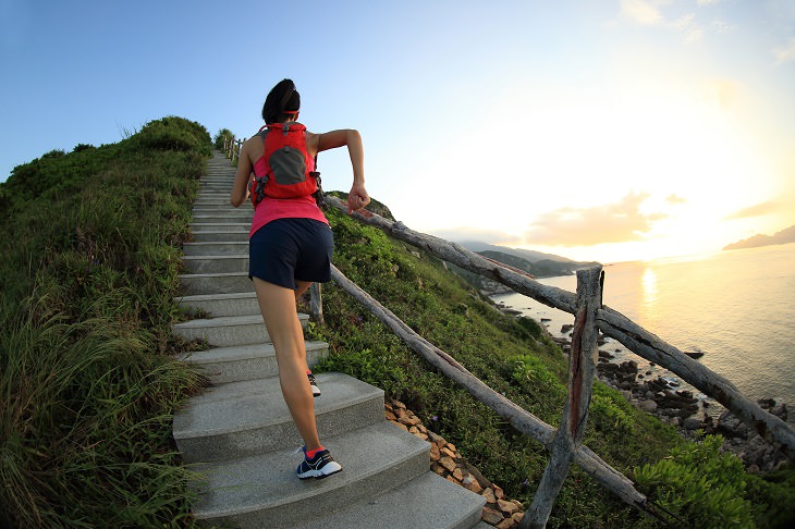 Subir Escaleras Tiene Beneficios Para Tu Salud ¿Puede ayudar el balancear los brazos?