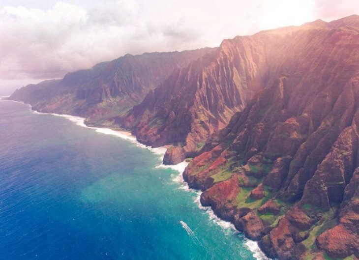 Belleza De La Naturaleza Una vista aérea asombrosa del Parque Nacional Silvestre de la Costa de Nā Pali en Hawai.