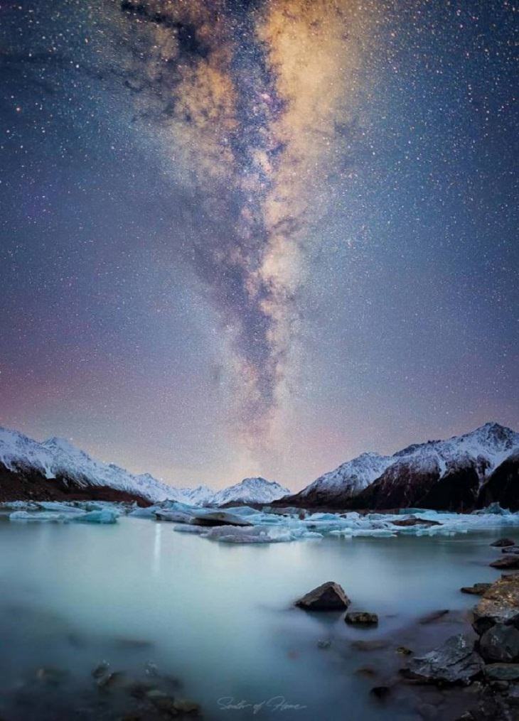 Belleza De La Naturaleza El glaciar Tasman en Nueva Zelanda se ve tan surrealista aquí bajo la Vía Láctea.