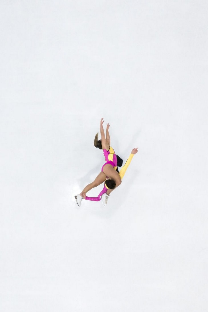 Fotos aéreas de Brad Walls patinaje sobre hielo en pareja