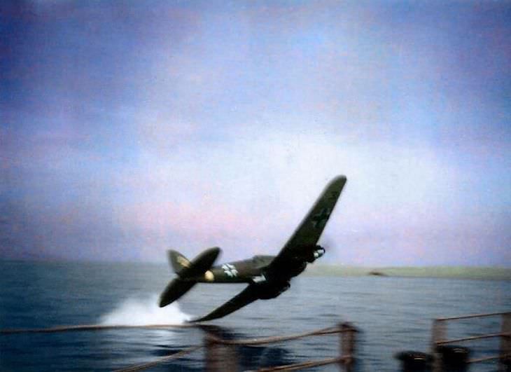 Fotos Extrañas a Color Un bombardero alemán Heinkel He 111 se estrella directamente contra el mar, fecha y lugar desconocidos