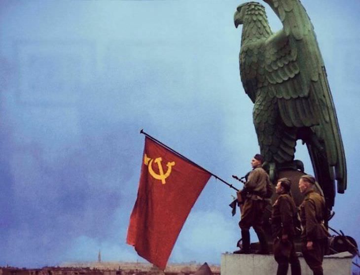  Fotos Extrañas a Color  Soldados del Ejército Rojo ondean la bandera de la Unión Soviética en algún lugar de Berlín, 3 de mayo de 1945.
