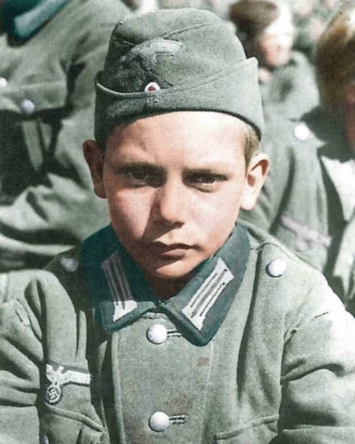 Fotos Extrañas a Color Un miembro de las Juventudes Hitlerianas de 13 años capturado por el ejército de los Estados Unidos cerca de Nartinzell en 1945