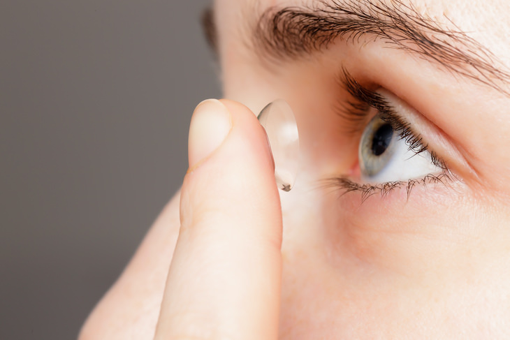 Por qué no deberías ducharte usando los lentes de contacto