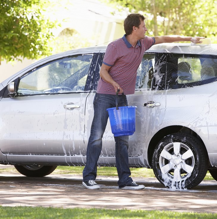 3 formas sencillas de eliminar las manchas de agua de tu auto Comienza con un lavado a fondo