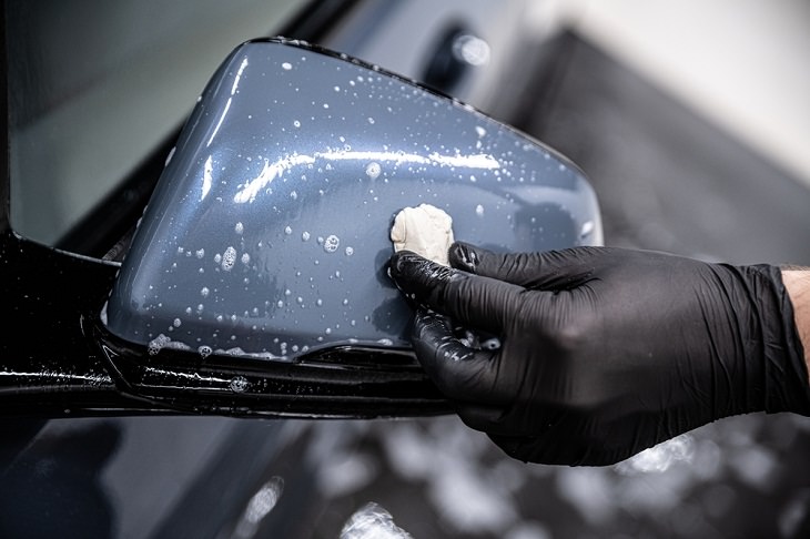 3 formas sencillas de eliminar las manchas de agua de tu auto Utiliza arcilla para detalles