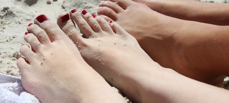 5. Quita la arena de tus zapatos y pies