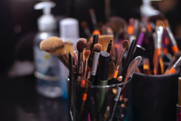 Usos Poco Conocidos De Tu Lavavajillas Limpiar las brochas de maquillaje y los peines