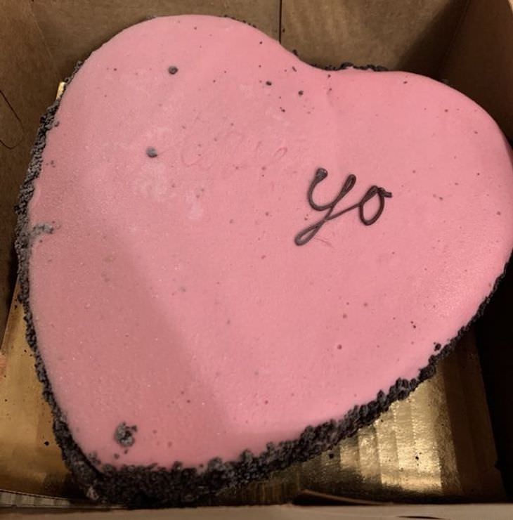 2. Se suponía que el pastel decía "Te amo", pero algunas de las letras se cayeron.