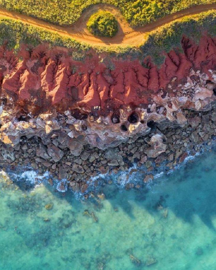 Imágenes De La Gloriosa Naturaleza Una variedad de colores naturales a orillas del agua en Broome, Australia Occidental