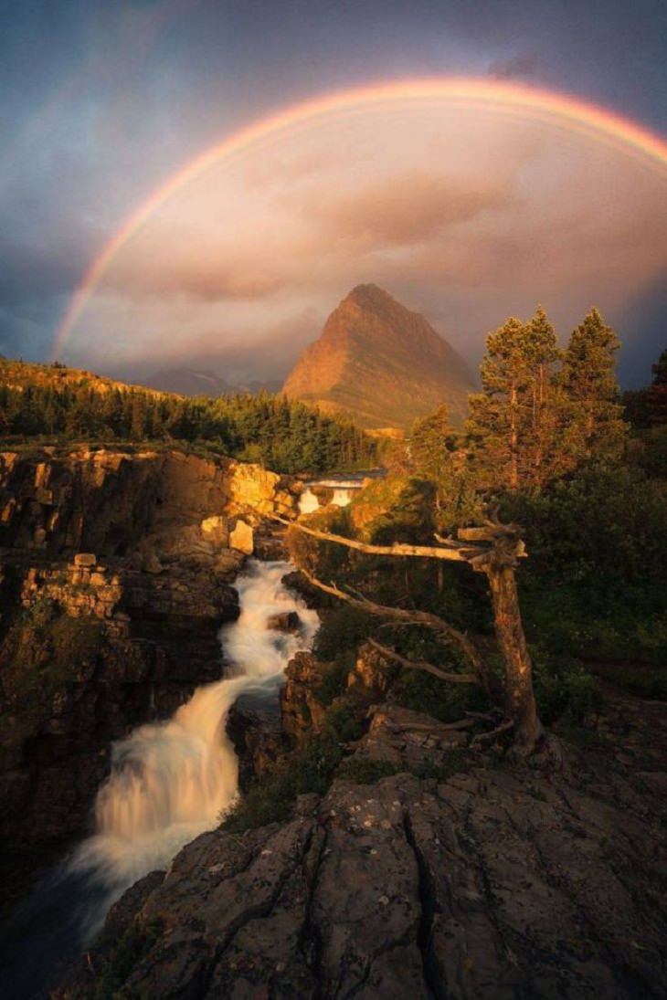 Imágenes De La Gloriosa Naturaleza Un hermoso arco iris aparece después de una tormenta eléctrica durante el amanecer en el Parque Nacional Glacier, Estados Unidos