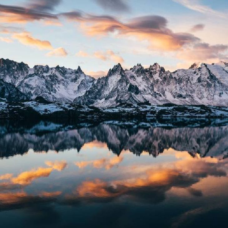 Imágenes De La Gloriosa Naturaleza Un espectáculo matutino de increíbles montañas en Chamonix, Francia