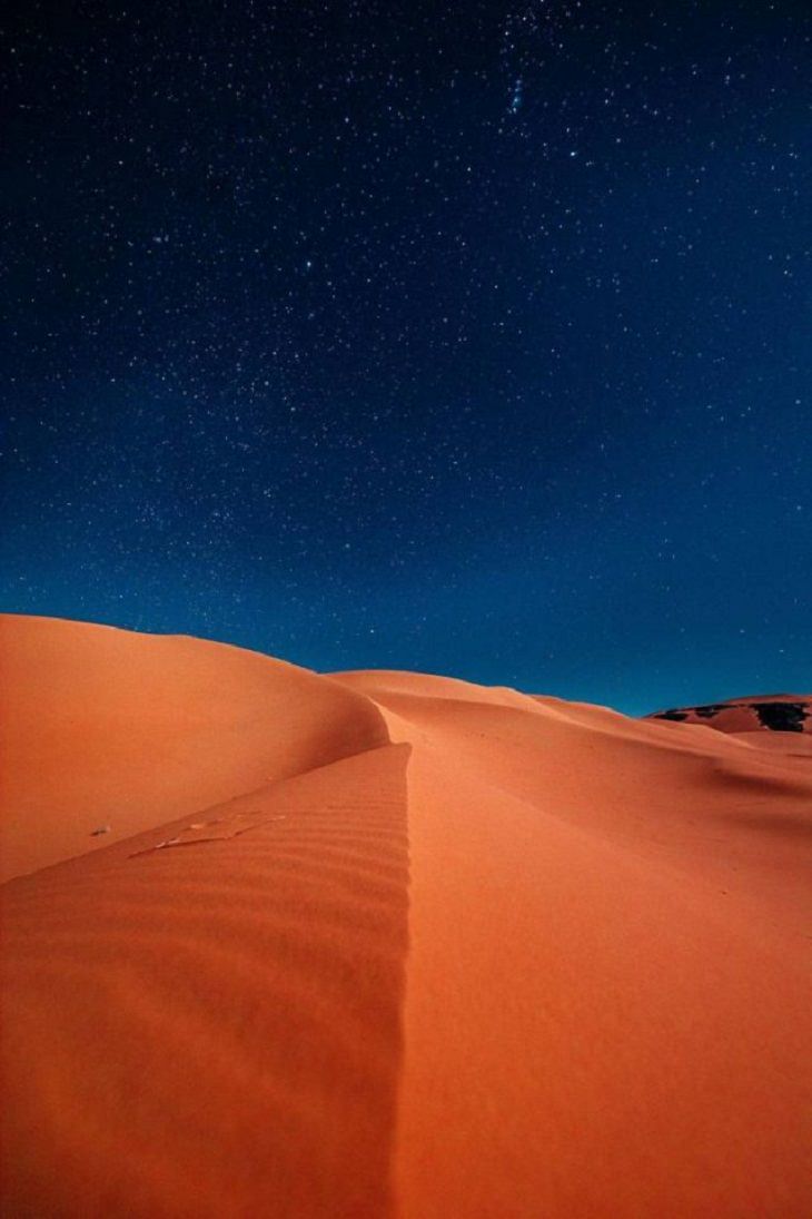 Imágenes De La Gloriosa Naturaleza Una noche luminosa en el desierto de Argelia en África