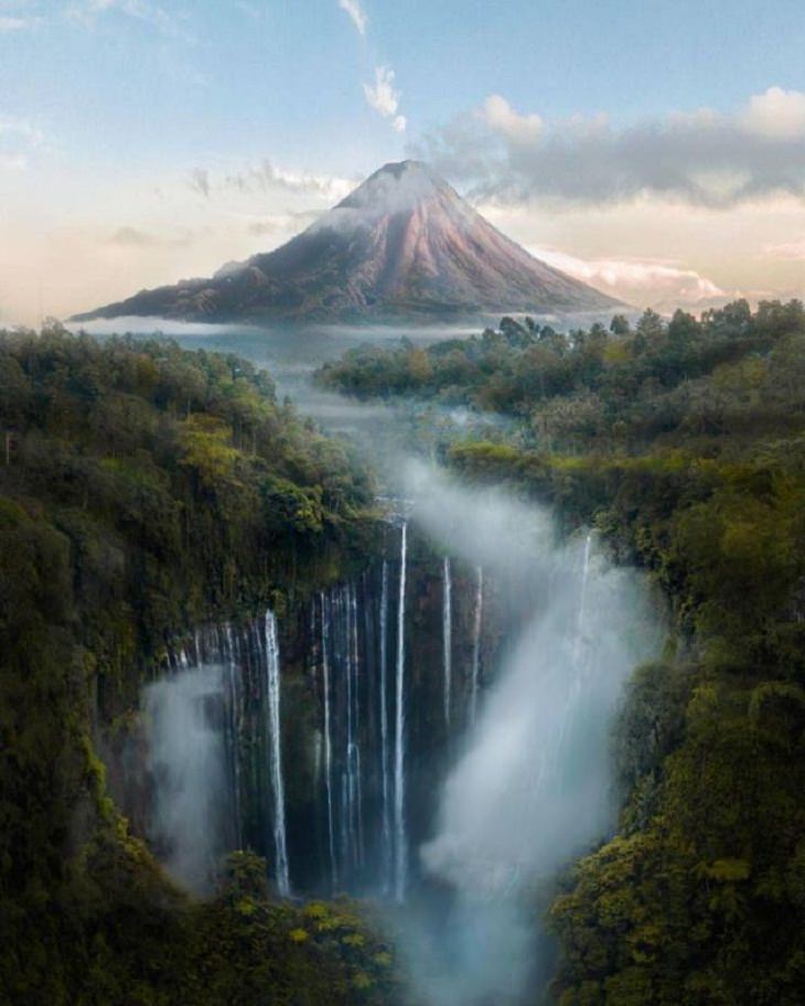 Imágenes De La Gloriosa Naturaleza Un sitio pintoresco en Indonesia con un volcán detrás de cascadas