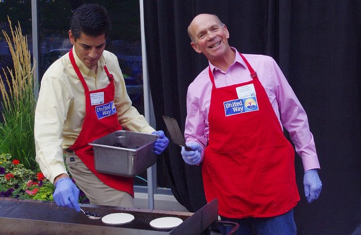Los Asombrosos Efectos Que El Voluntariado Tiene En El Cerebro Dos voluntarios cocinando