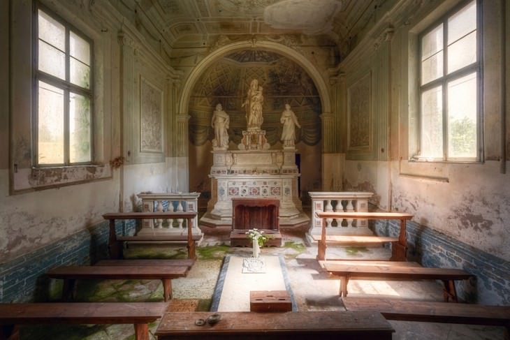 Fotos De Iglesias Abandonadas Estatuas dentro de la iglesia