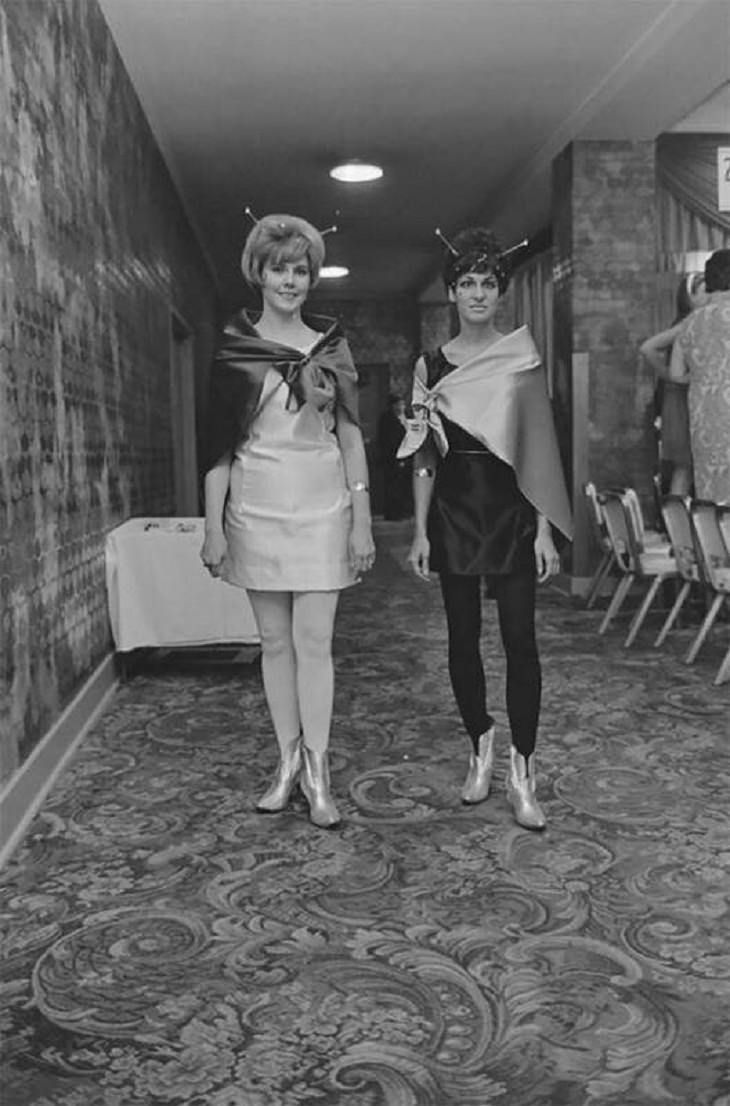 13. Dos mujeres en la Convención de ciencia ficción, Cleveland, 1966.