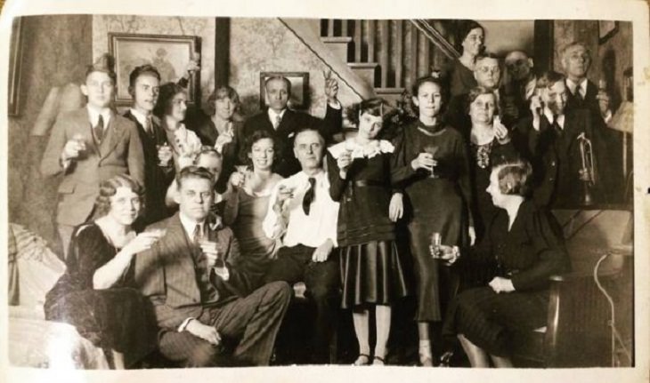  14. Una fiesta de Año Nuevo en Nebraska, alrededor de los años 30 o 40.