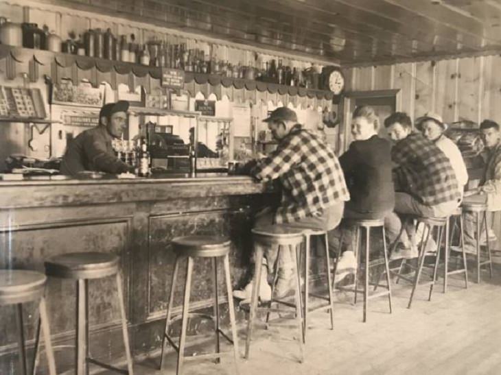 4. Un bar en el condado de Nevada, CA, a mediados de la década de 1940.