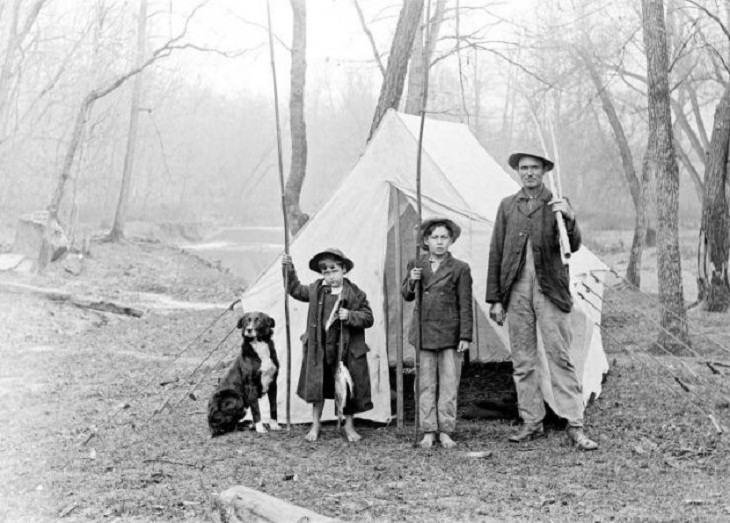 6. Dos niños, un hombre y un perro en un viaje de pesca, 1900-20.
