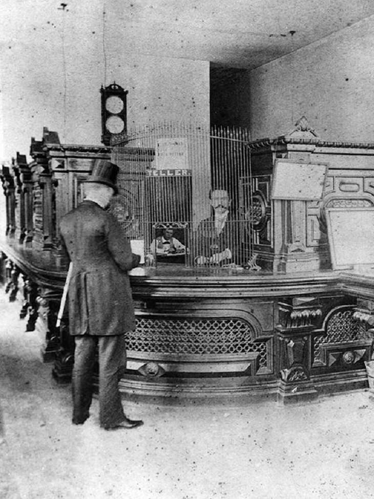 12. Cajero del First National Bank de Austin, alrededor de 1910.