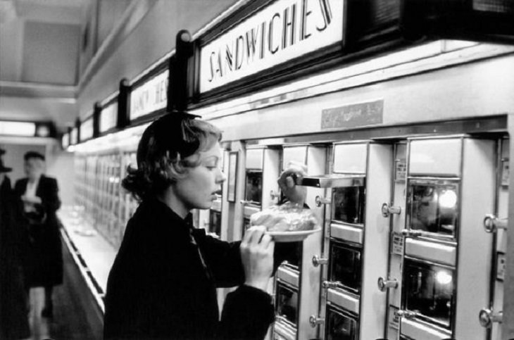  7. Una mujer en un Automat, Nueva York, 1953.