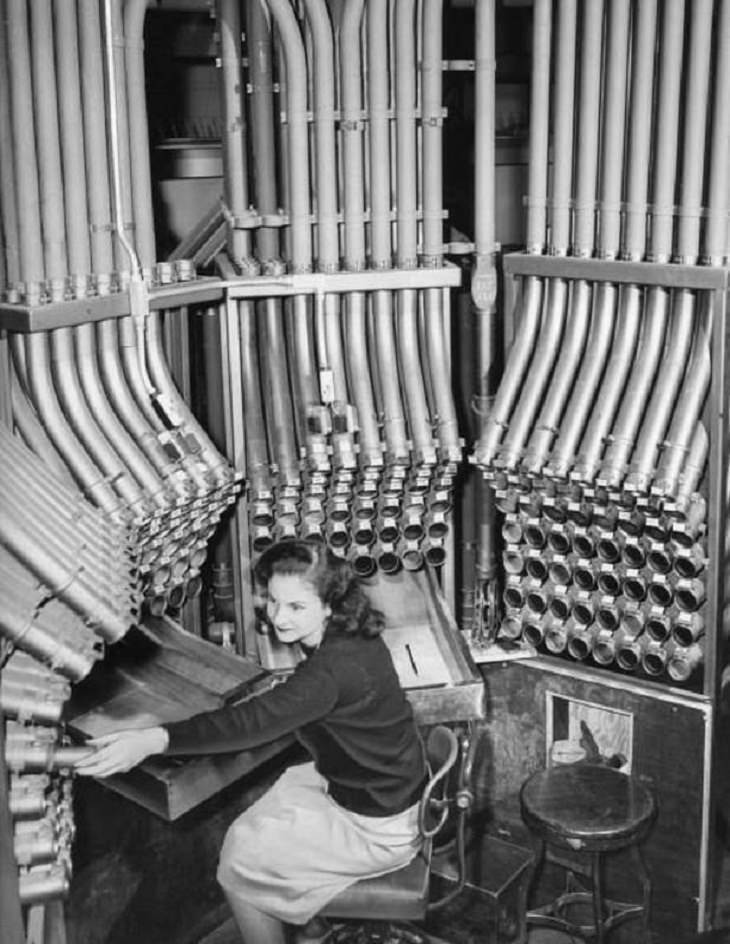8. Tubos neumáticos que conectan 23 oficinas de correos de EE. UU. En Nueva York a lo largo de 27 millas. Cada bote podía contener 600 letras y se utilizaron hasta 1957.