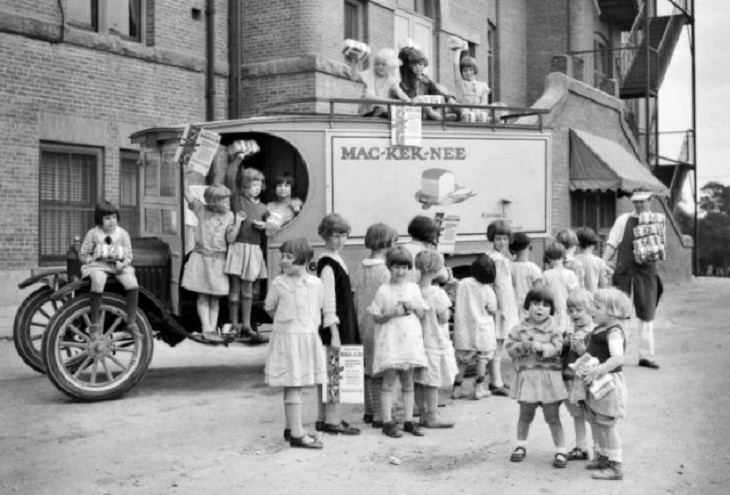 3. Niños dando vueltas felices después de recibir hogazas gratis de pan integral vegetal de Thomas, Los Ángeles, 1928.