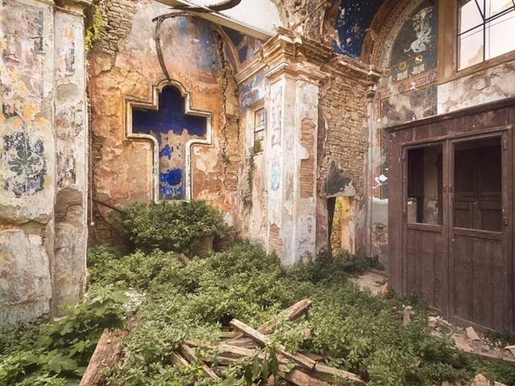 Fotos De Iglesias Abandonadas Cruz en la maleza