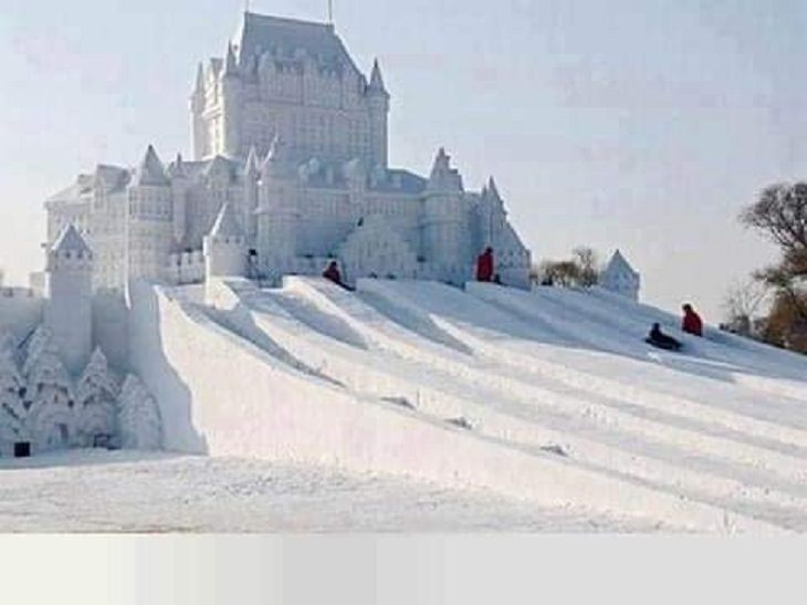 Fotos Que Parecen Sacadas De Cuentos De Hadas Una hermosa escultura del Château Frontenac de Canadá en el Festival de la Nieve y el Hielo en Harbin, China.