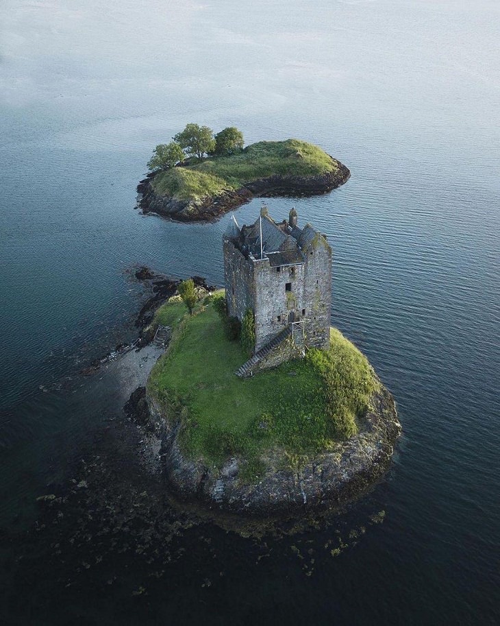 Fotos Que Parecen Sacadas De Cuentos De Hadas El encantador Castle Stalker en Escocia se encuentra pintorescamente ubicado en un islote de marea.