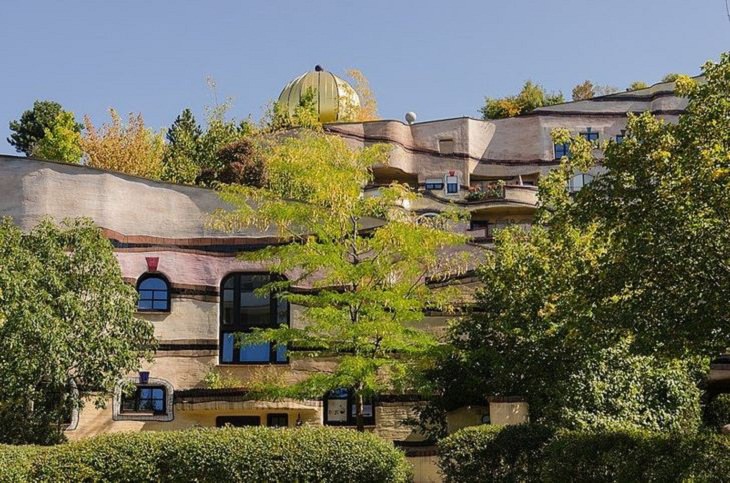 La vida en AlemaniaEl Waldspirale es un edificio de apartamentos alemán inusual que alberga casi tantos árboles como ocupantes humanos. Diseñado por el arquitecto austriaco Friedensreich Hundertwasser, este enorme edificio en espiral está coronado por un bosque increíble donde crecen hayas, arces y tilos en su techo.