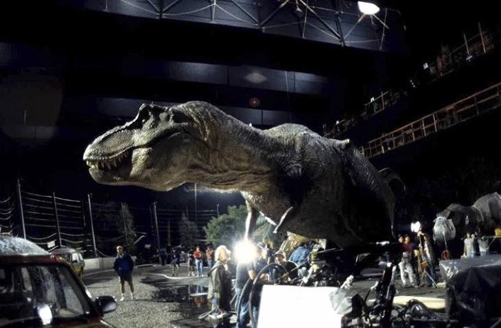 Fotos Detrás De Escenas De Películas Famosas Así se veía el animatronic T-Rex en el set de “Parque Jurásico” (1993)
