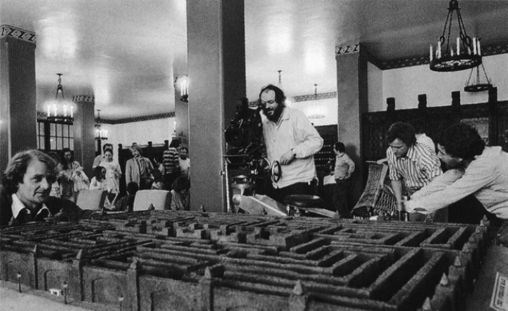 Fotos Detrás De Escenas De Películas Famosas Stanley Kubrick filmando el famoso laberinto en el set de “El resplandor (1980)”.