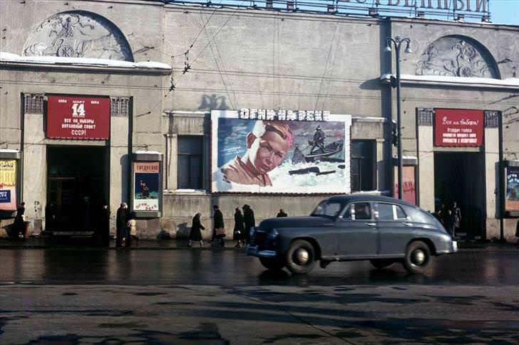 Fotos Inéditas De La Unión Soviética Un cine en el centro de Moscú anuncia la película de 1953 "Luces en el río"