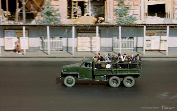 Fotos Inéditas De La Unión Soviética Un camión pasa por la embajada de Estados Unidos en Moscú