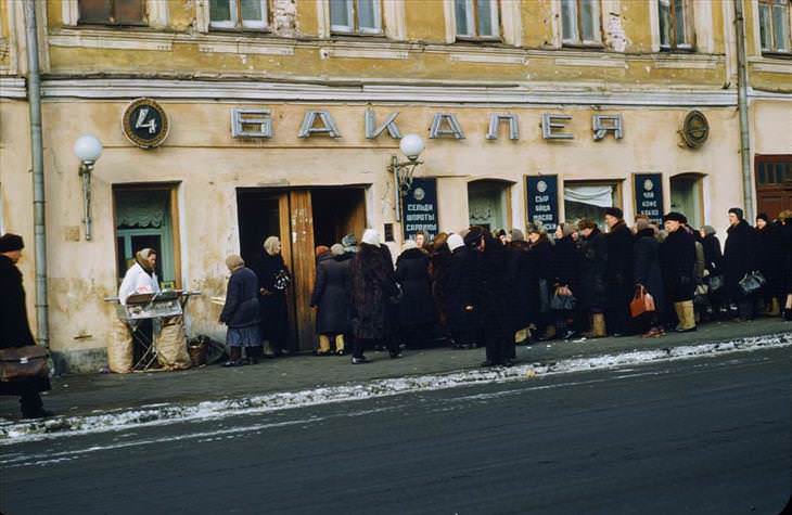 Fotos Inéditas De La Unión Soviética  Una cola frente a una tienda de alimentos en Moscú