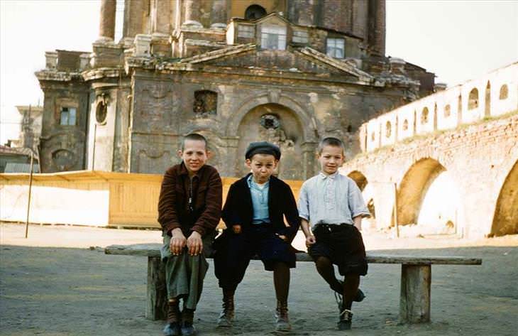 Fotos Inéditas De La Unión Soviética Niños jugando con la cámara de Martin en el Monasterio Novospassky