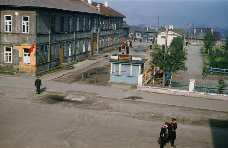 Fotos Inéditas De La Unión Soviética Los funcionarios rusos son fotografiados desde una ventana sobre la calle en Murmansk