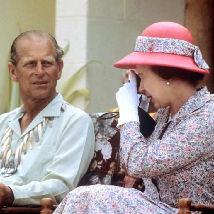 12 Fotos Para Recordar y Honrar La Memoria Del Príncipe Felipe La reina le toma una fotografía al duque de Edimburgo durante su visita a las islas de Tuvalu en los mares del Sur en 1982